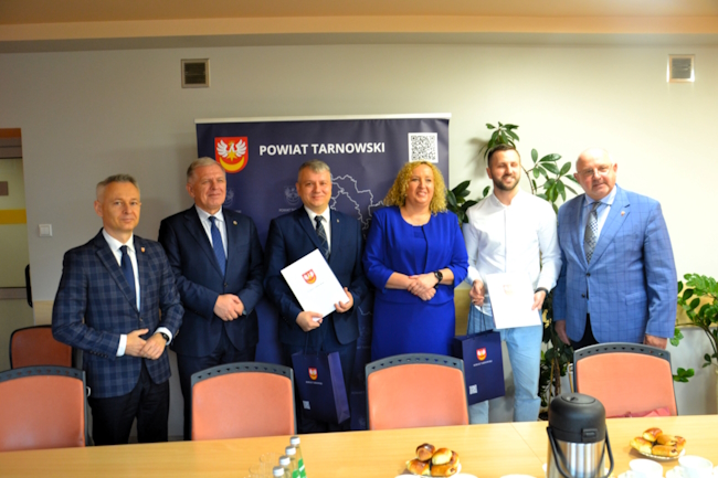 Wspólne zdjęcie władz powiatu i sportowców tuż po wręczeniu listów gratulacyjnych