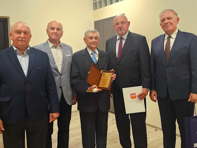 Władze powiatu przekazują Edwardowi Biskupkowi list okolicznościowy z okazji osiemdziesiątych piątych urodzin