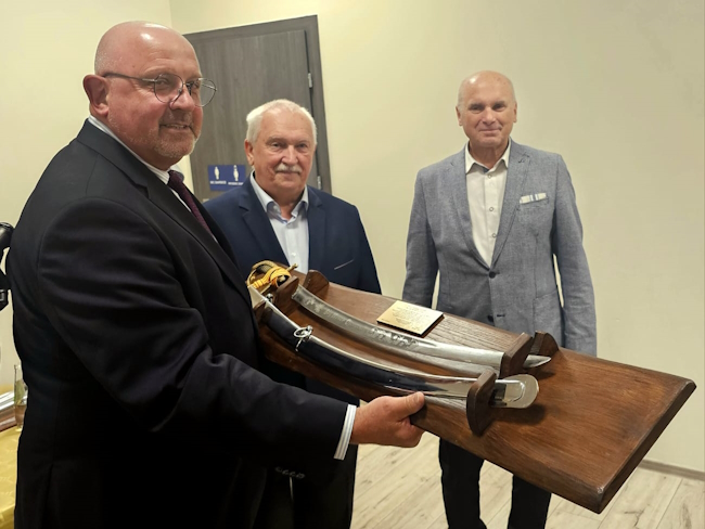 Starosta otrzymuje os stowarzyszenia upominek -szablę