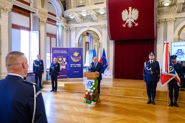 Starosta Jecek Hudyma podczas przemówienia w Sali Lustrzanej