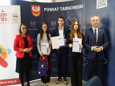 Członek zarządu powiatu Tomasz Stelmach i laureaci konkursu z Zakliczyńskiej szkoły