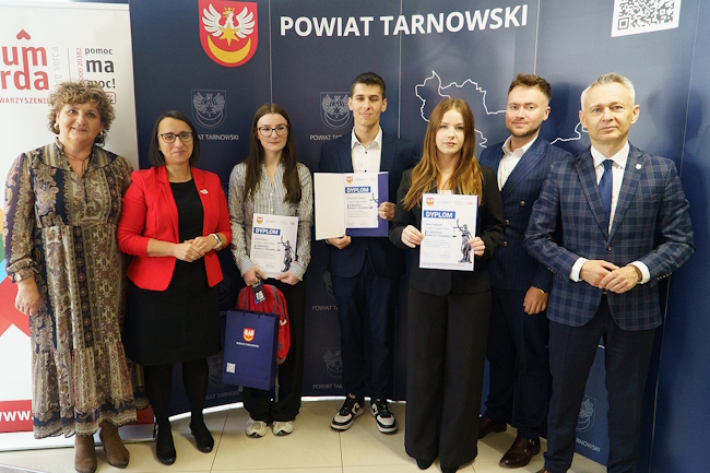 Laureaci konkursu z Tuchowskiej Szkoły wraz z członkiem zarządu powiatu i opiekunem