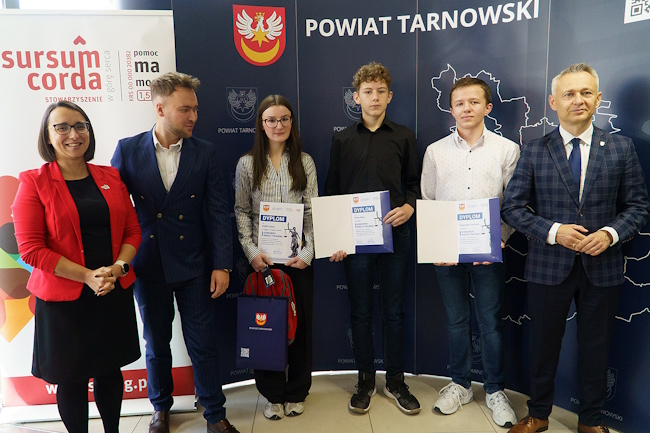 Laureaci konkursu ze szkoły w Ryglicach w towarzystwie swojego opiekuna