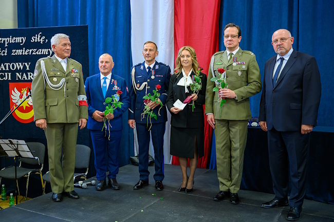 Władze Powiatu wraz z odznaczonymi Medalami Pro Patria