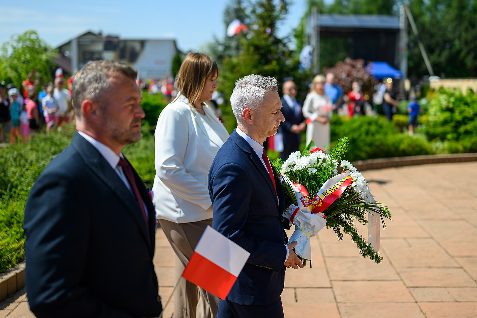 przedstawiciele samorządu powiatu tarnowskiego składają wiązankę kwiatów