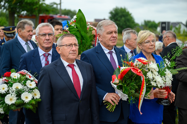 Wicestarosta Roman Łucarz wraz z radnymi powiatowymi składają wiązankę kwiatów