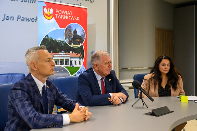 Starosta przedstawia zakres prac inwestycyjnych podczas spotkania z mediami