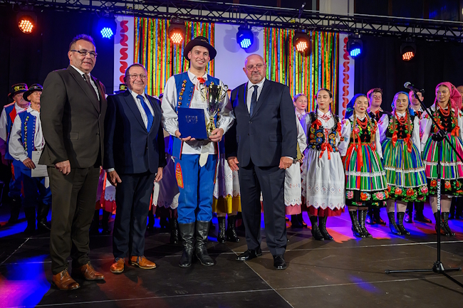 Starosta tarnowski wraz z radnymi powiatowymi wręczają nagrodę od samorządu powiatowego