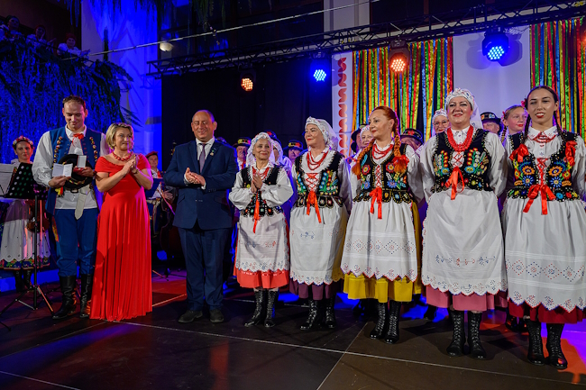 Wojewoda Małopolski wręcza odznaczenie kierownikowi zespołowi