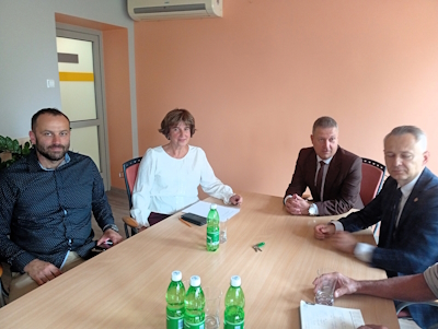 Przedstawiciele władz powiatu i pracownicy podczas dyskusji z organizatorami sportu z 