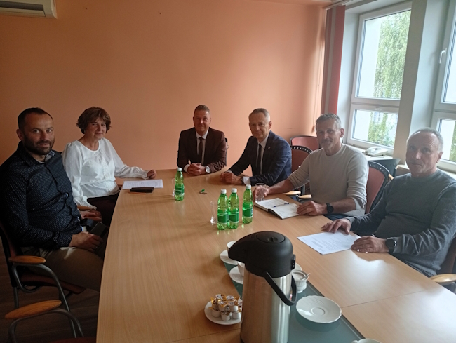 Wspólne zdjęcie podczas spotkania w starostwie