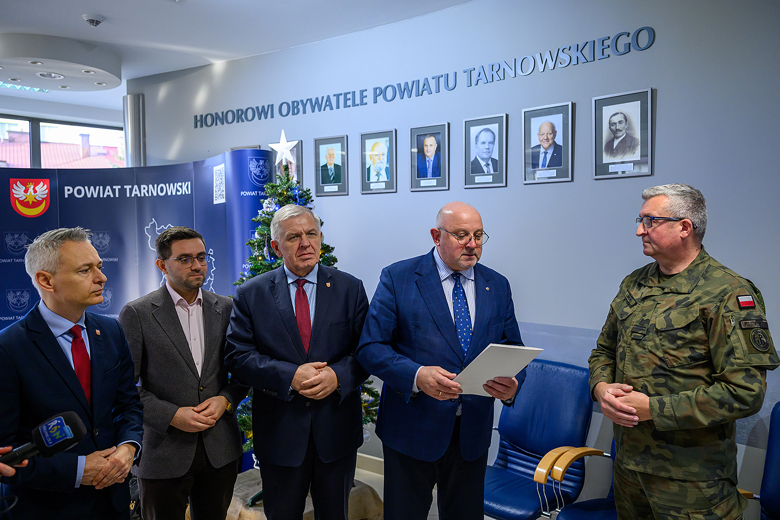 Wspólne spotkanie w sali konferencyjnej starostwa