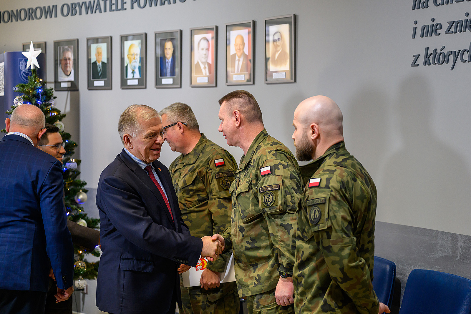 Wicestarosta wymienia uścisk dłoni z przedstawicielem służby mundurowych