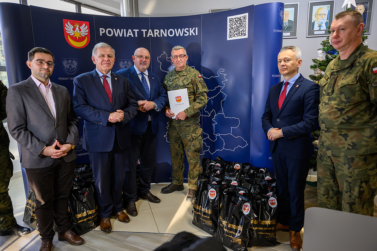 Po wręczeniu świątecznych paczek wszyscy pozują do pamiątkowej fotografii