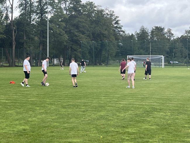 Młodzież szkolna testuje boisko podczas zajęć sportowych