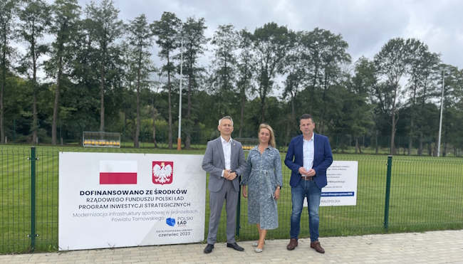 Przedstawiciele powiatu obecni podczas zajęć sportowych wraz z dyrektor szkoły