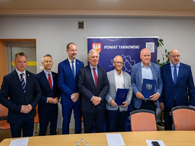 Przedstawiciele samorządu powiatu i gminy, a także wykonawca inwestycji