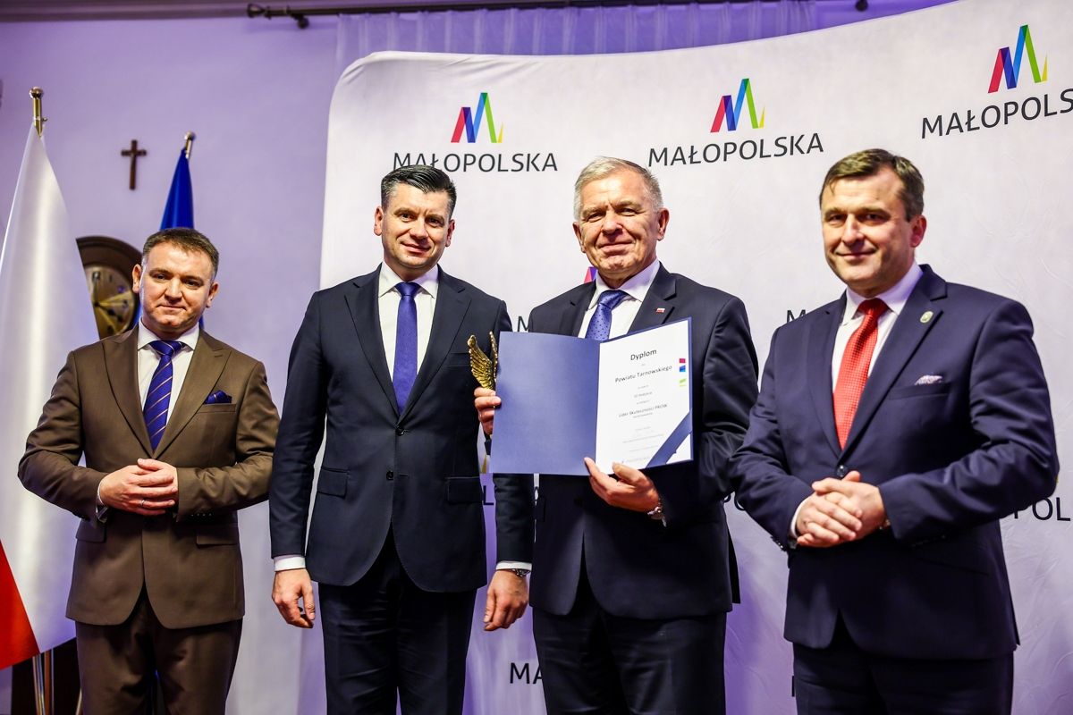 Wspólne zdjęcie samorządowców po wręczeniu wyróżnienia