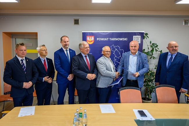 Wspólne zdjęcie tuż po podpisaniu umowy z wykonawcą