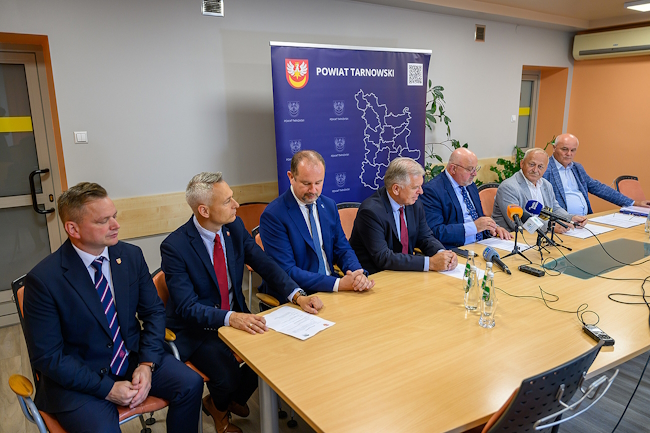 Przedstawiciele samorządów, wykonawca inwestycji oraz dyrektor zarządu dróg podczas konferencji dla mediów