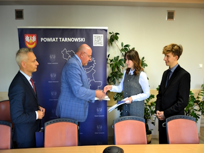 Starosta wręcza legitymacje społecznym opiekunom zabytków