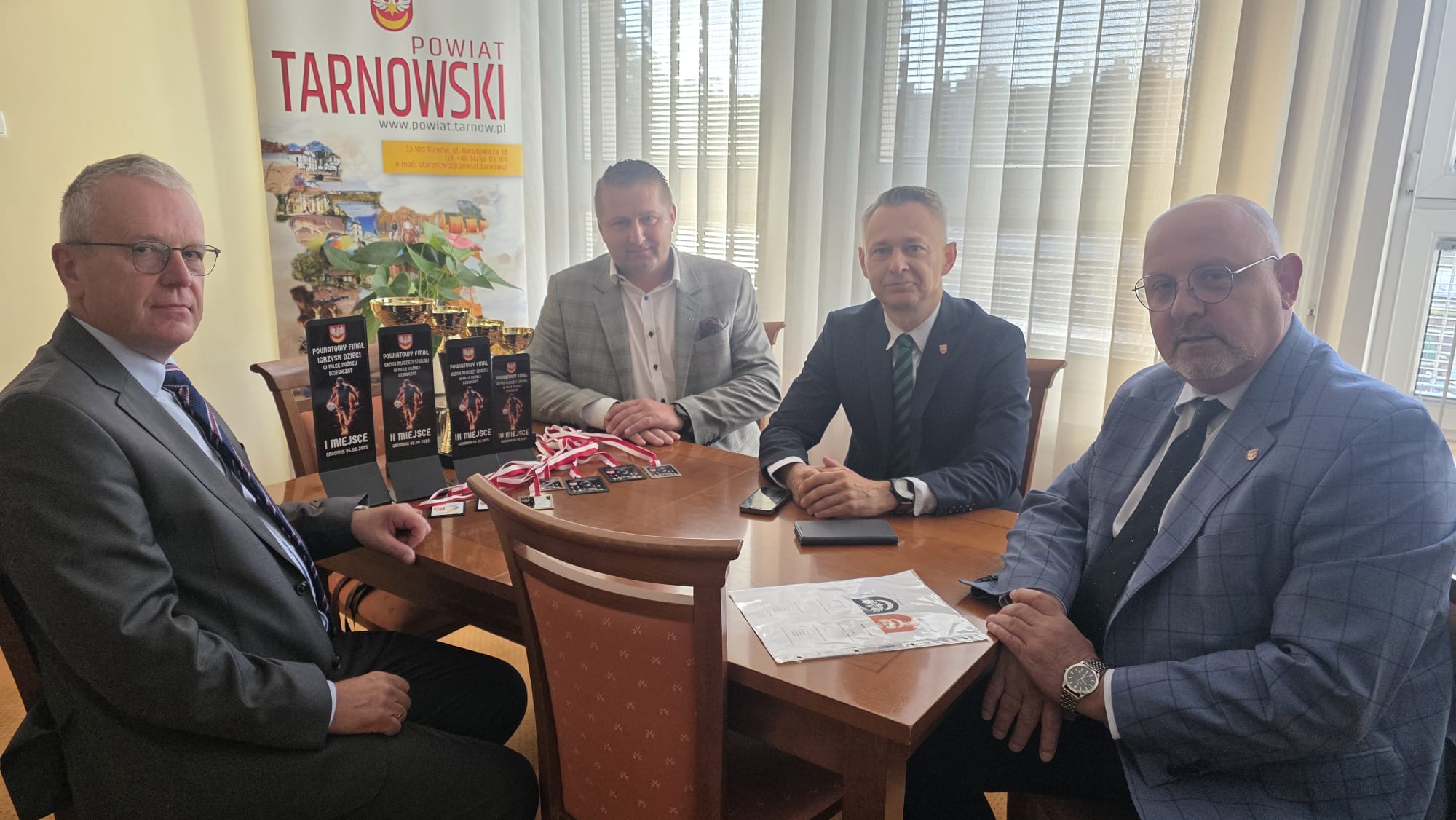 Wspólne rozmowy w gabinecie starosty Jacka Hudymy