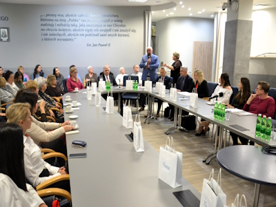 Starosta w towarzystwie członków zarządu rozpoczyna seminarium