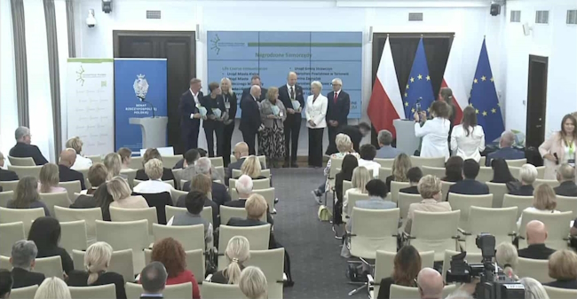 Przedstawicielka starostwa Powiatowego w Tarnowie Elżbieta Sterkowiec podczas wręczania nagród