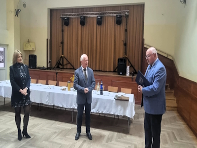 Starosta w obecności dyrektor Centrum Kultury w Ciężkowicach wręcza wyróżnienie wieloletniemu kierownikowi Domu Kultury 