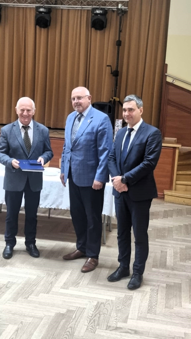 Starosta wraz z radnym powiatowym wręczają powiatowe wyróżnienie