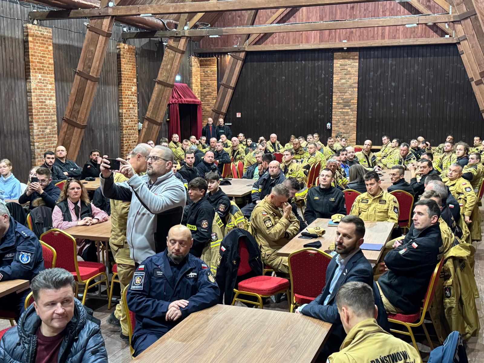 Obecni na wydarzeniu słuchają wykładu