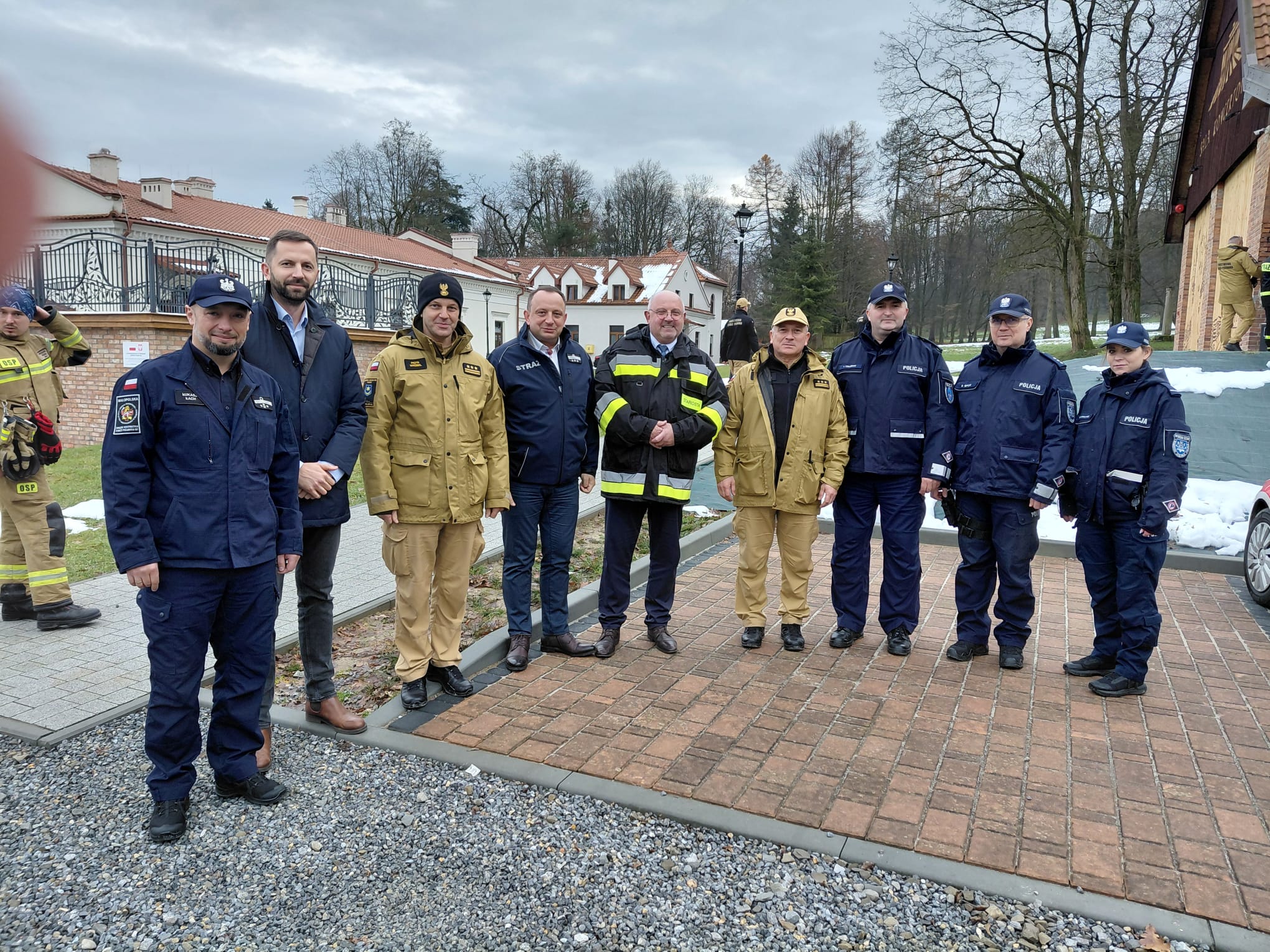 Ćwiczenia z OC i OL - służby wraz ze starostą na zewnątrz